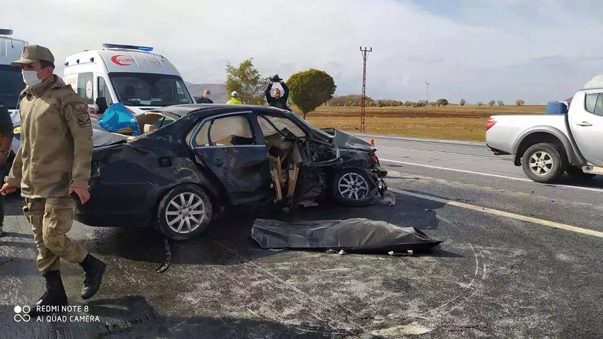 Kaza nedeniyle ulaşıma kapanan yol araçların çekilmesiyle yeniden trafiğe açıldı