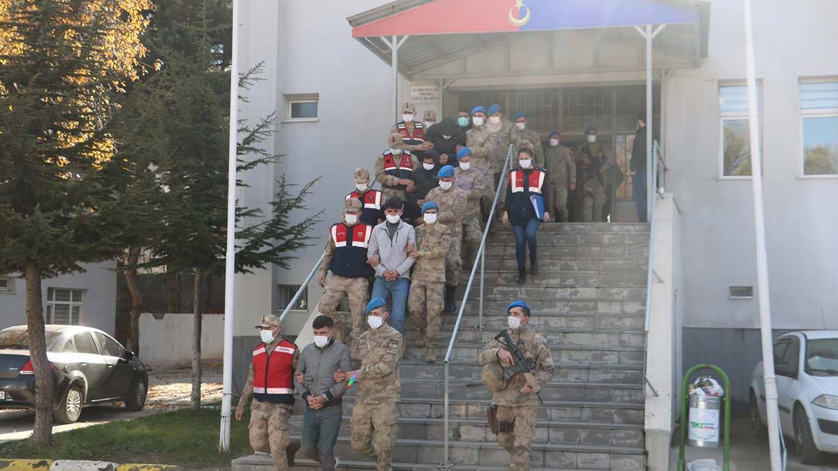 Bitlis merkezli 5 ilde göçmen kaçakçılığı operasyonu