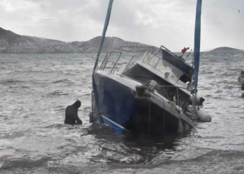 Bodrum'da fırtınada tekne karaya oturdu