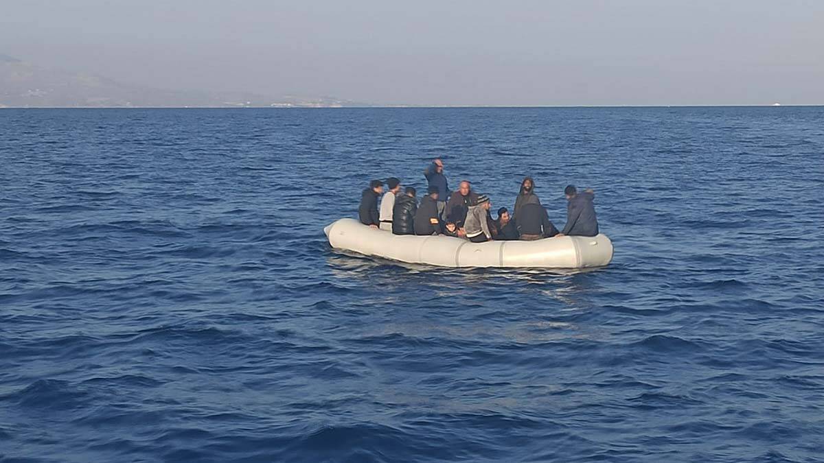 Türk karasularına geri itilen 21 kaçak göçmen, Sahil Güvenlik Komutanlığı ekipleri tarafından kurtarıldı