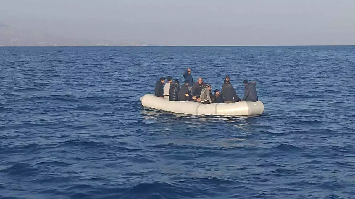 Türk karasularına geri itilen 21 kaçak göçmen, sahil güvenlik komutanlığı ekipleri tarafından kurtarıldı