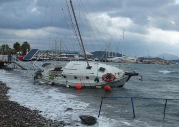 Bodrum'da rüzgardan sürüklenen tekne karaya oturdu
