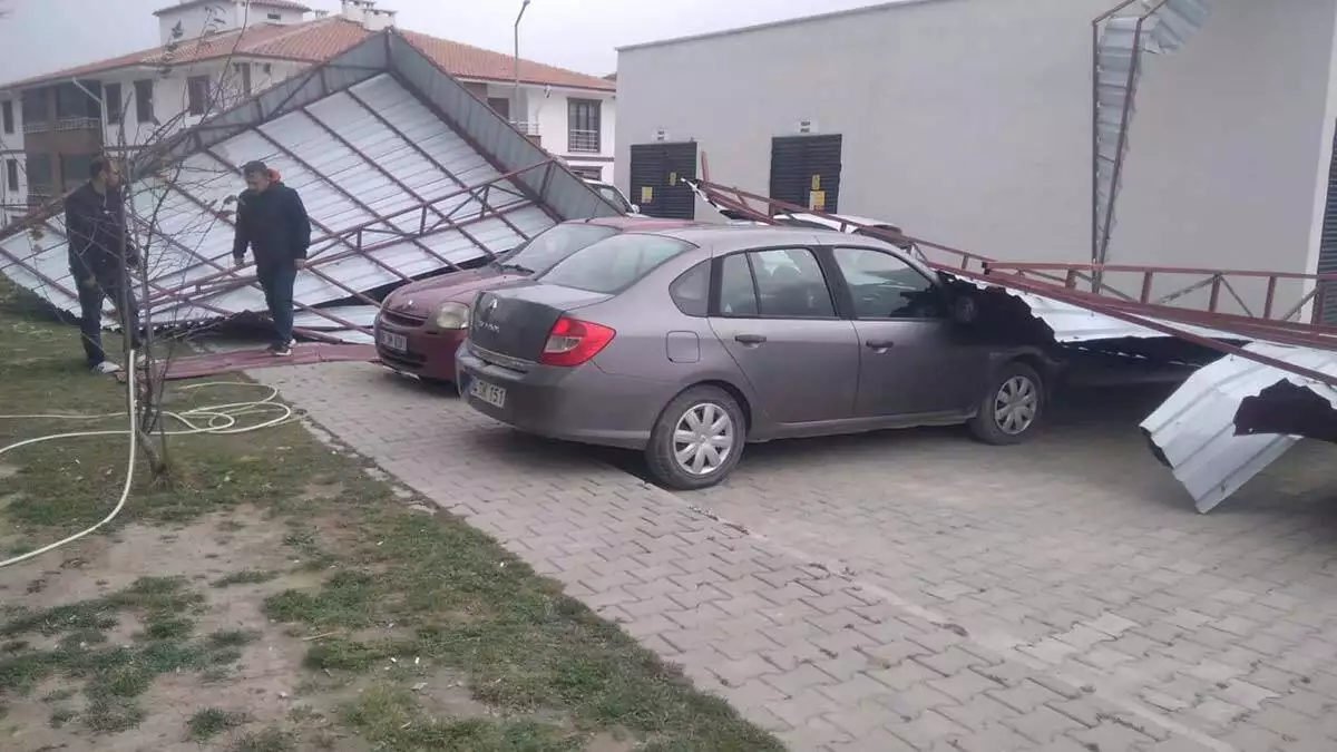 Bolu'da şiddetli rüzgarda hastanenin çatısı uçtu