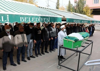 Boşanmak isteyen eşini çocuklarının önünde öldürdü
