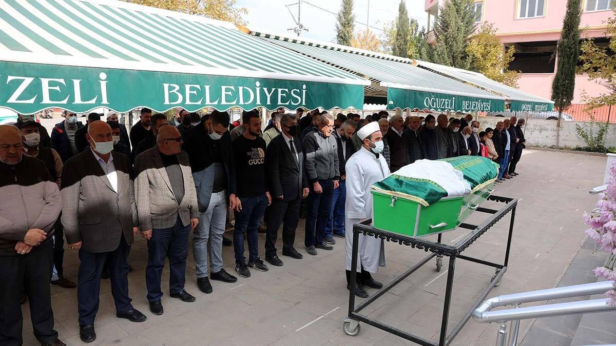 Boşanmak isteyen eşini çocuklarının önünde öldürdü