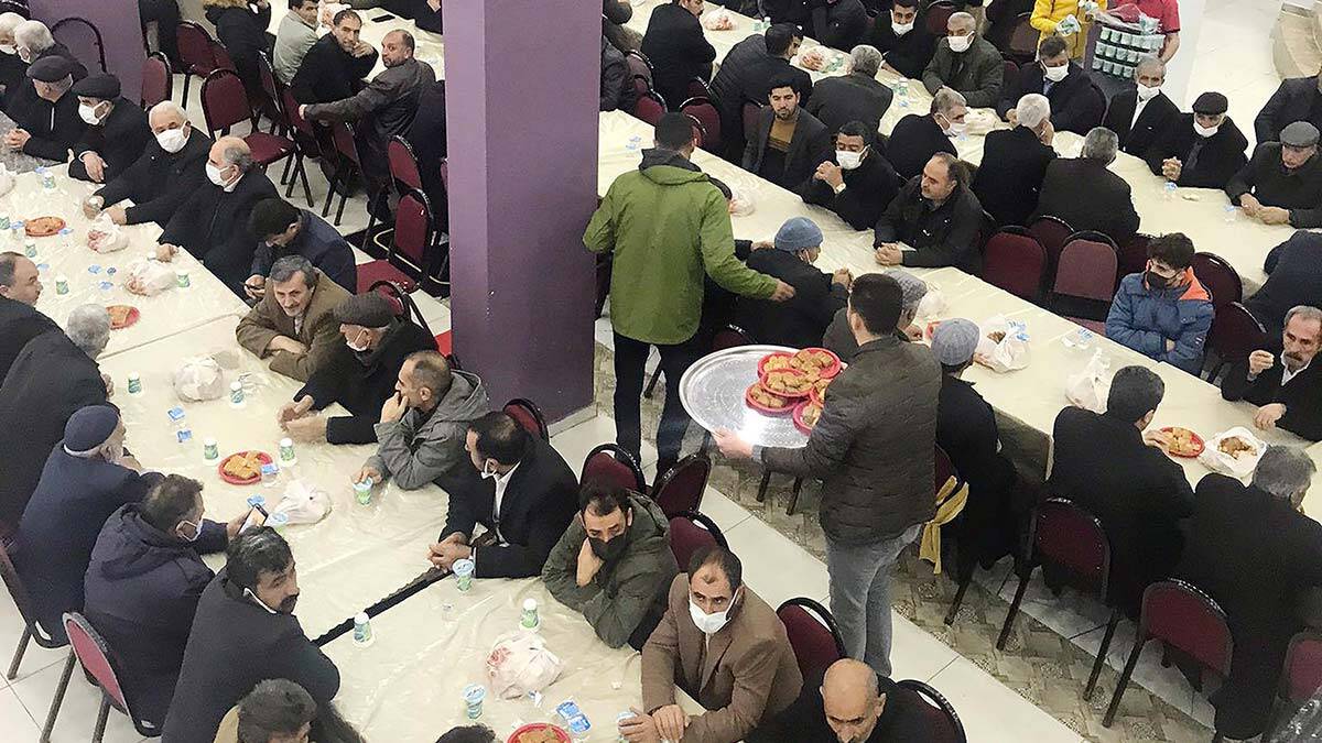 " Bütün meselelerin çözümünün diyalogdan ve müzakereden geçmesinin dışında hiçbir seçenek ve hiçbir alternatif yoktur. O yüzden bugün burada gerçekleştirdiğimiz bu barışın bizim bir iç meselemizin dışında büyük barışlara vesile olmasını yürekten temenni ediyorum"