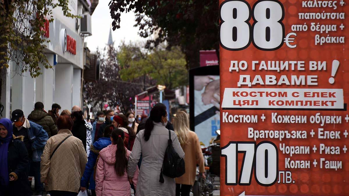 Esnafın yüzünü turistler yaptıkları alışverişler ile güldürüyor, fakat benim uyarım var esnafın tarifeye uyması gerekiyor