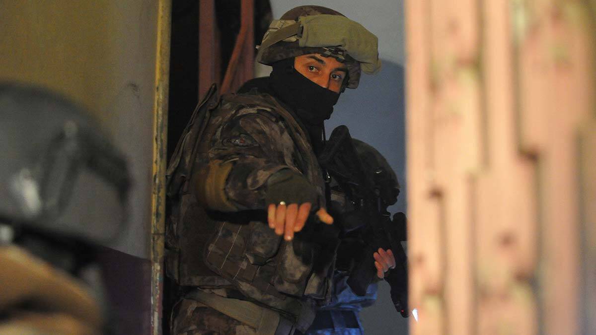 Şüpheliler ifadeleri alınmak üzere Bursa TEM Şube Müdürlüğü'ne getirildi