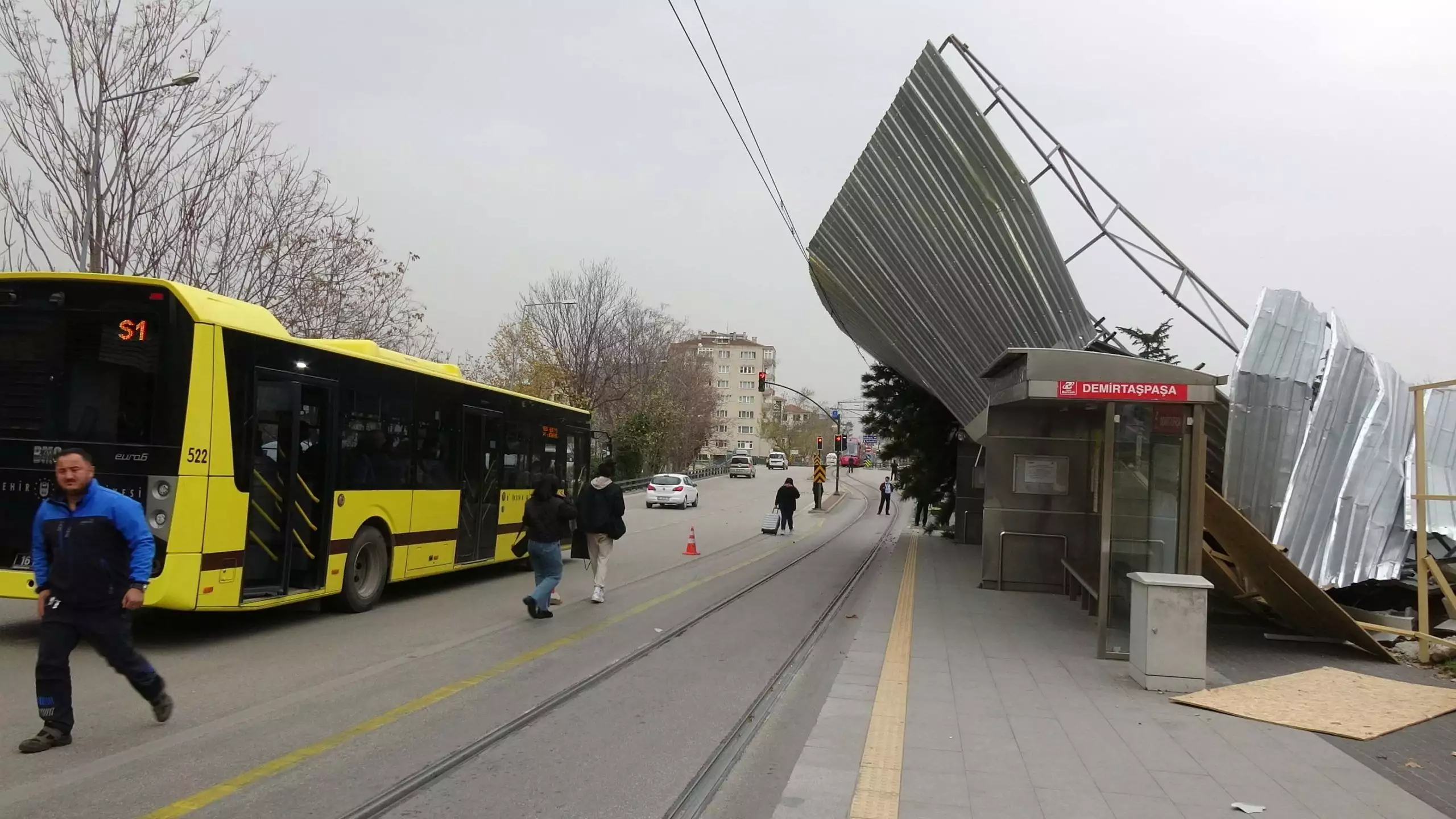 Gürsu ilçesi yenidoğan mahallesi'nde ise bir evin çatısı uçtu, savrulan parçalar başka bir evin dış mantolamasını parçaladı