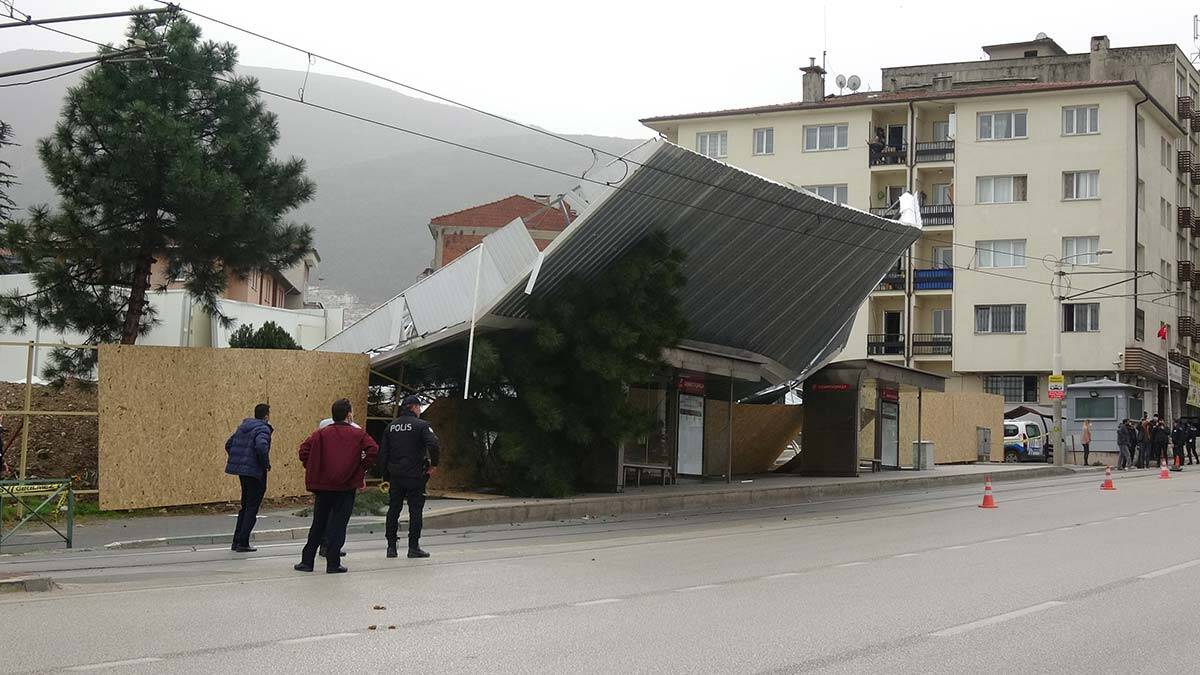 Yıldırım ilçesinde de bir aracın üzerine çatı düştü, diğerine ise ağaç devrildi