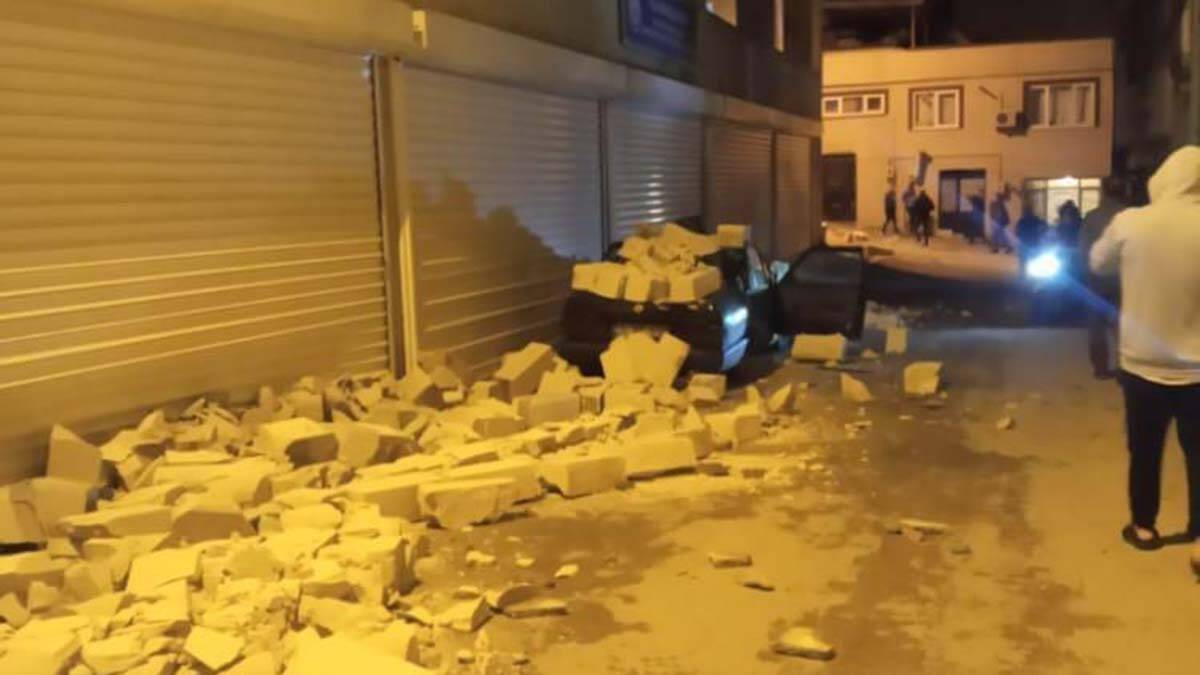 Arabayatağı Mahallesi'nde ise uçan bir çatı otomobillerin üzerine düşerek, zarar verdi