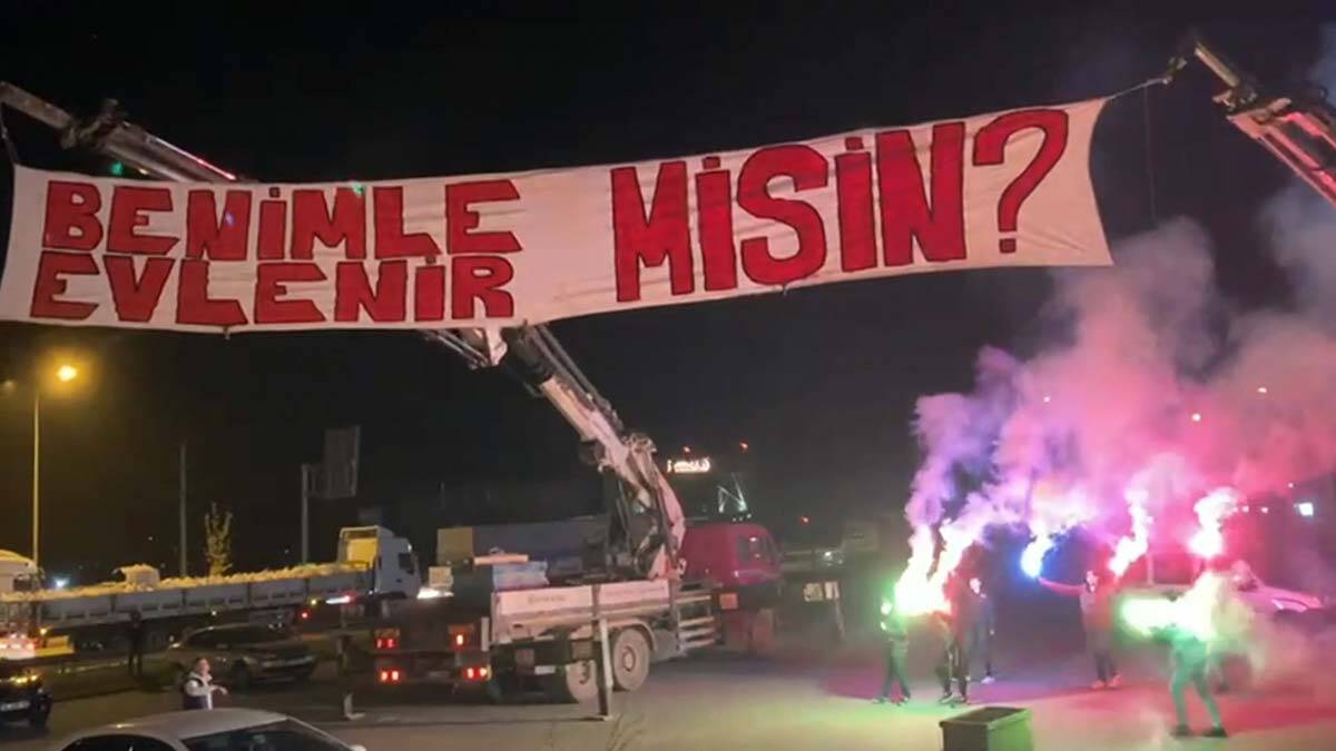 Bursa'da pankartla evlenme teklifi