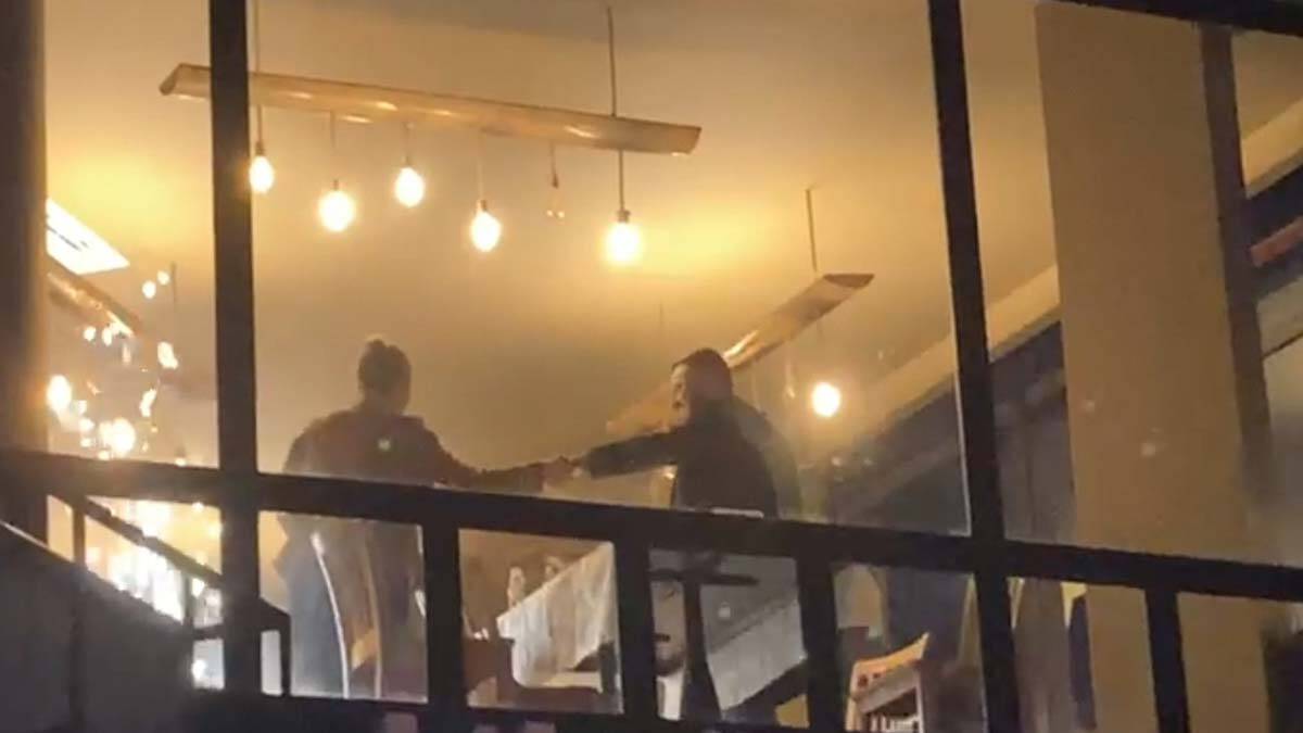 Korkmaz, sevgilisinin önünde diz çöküp evlenme teklif etti