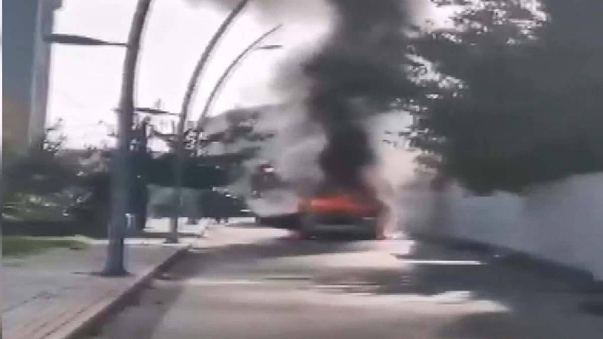 Büyükçekmece'de otomobil alev alev yandı