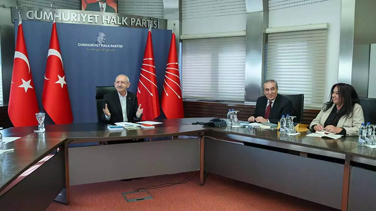 Chp lideri kemal kılıçdaroğlu sosyal demokrasi derneği genel başkanı sami doğan ve yönetim kurulunu genel merkezde ağırladı. Görüşmeye chp genel başkan yardımcısı veli ağbaba eşlik etti.