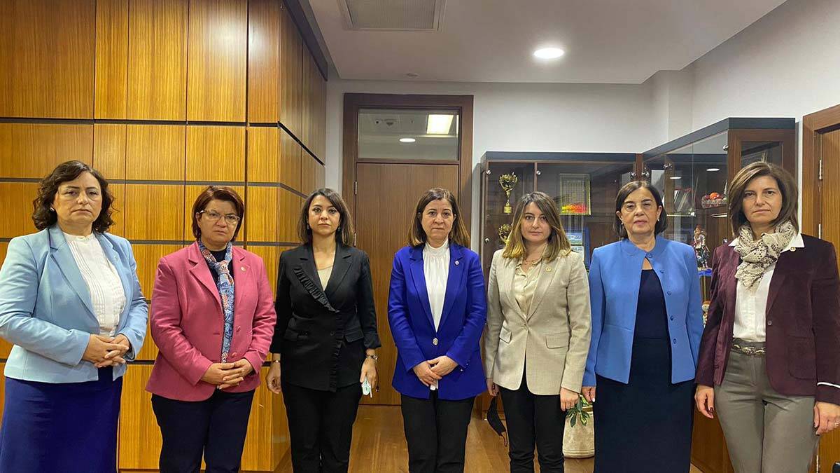 CHP'li kadın vekillerden eşit temsil yasa teklifi