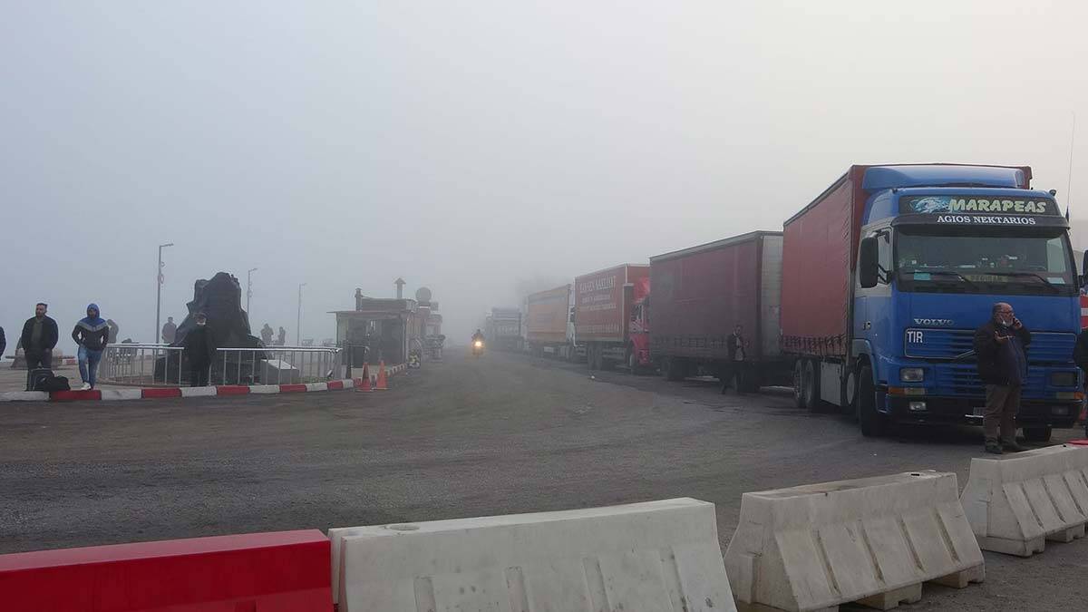 Sabaha kadar sefer yapılamadığı için Çanakkale feribot iskelesinde araç yoğunluğu oluştu