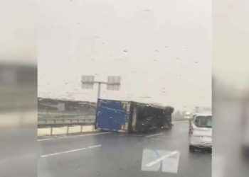 Çatalca'da lodos TIR'ları devirdi