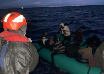 Çeşme ve Menderes açıklarında göçmenler kurtarıldı