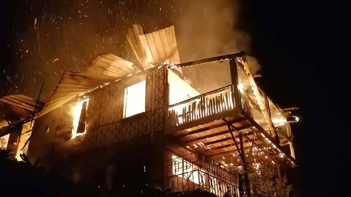 Yangında ev kullanılmaz hale geldi, Erhan'ın da tabloları küle döndü.