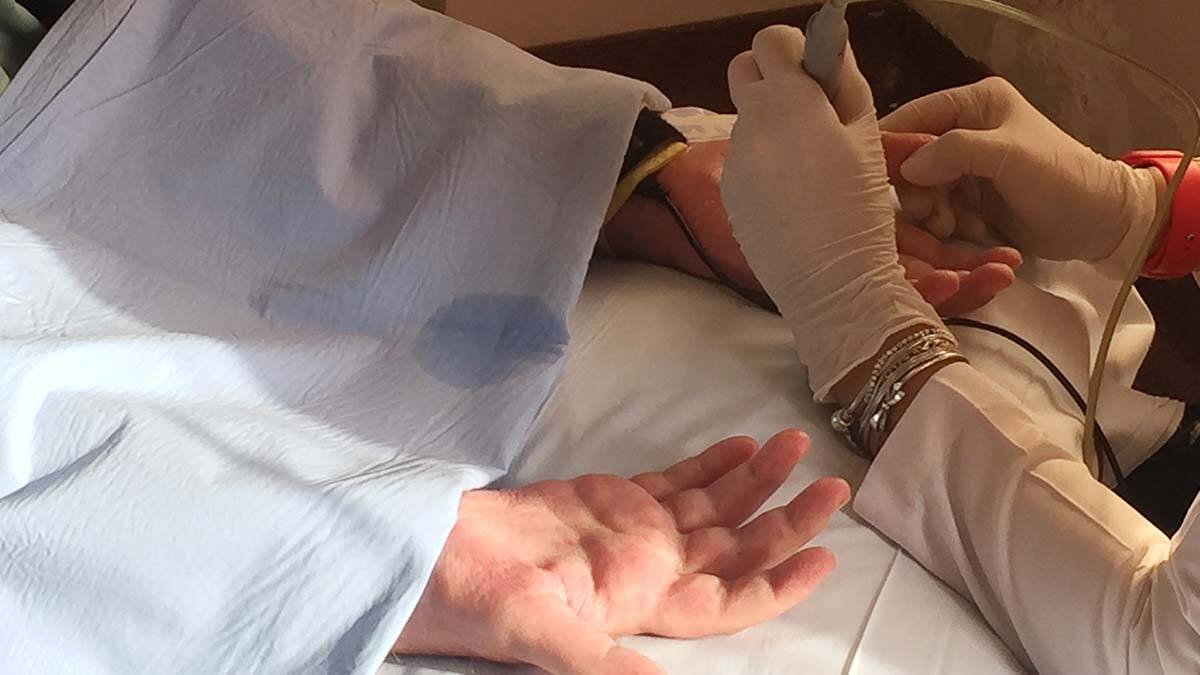 Yoğun bakım servisinde 60 saat kalan Ayılmazdır'ın tedavisi, steril odada sürüyor.