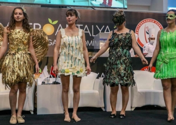 Çikolata ve şekerden yapılan elbiseler podyumda