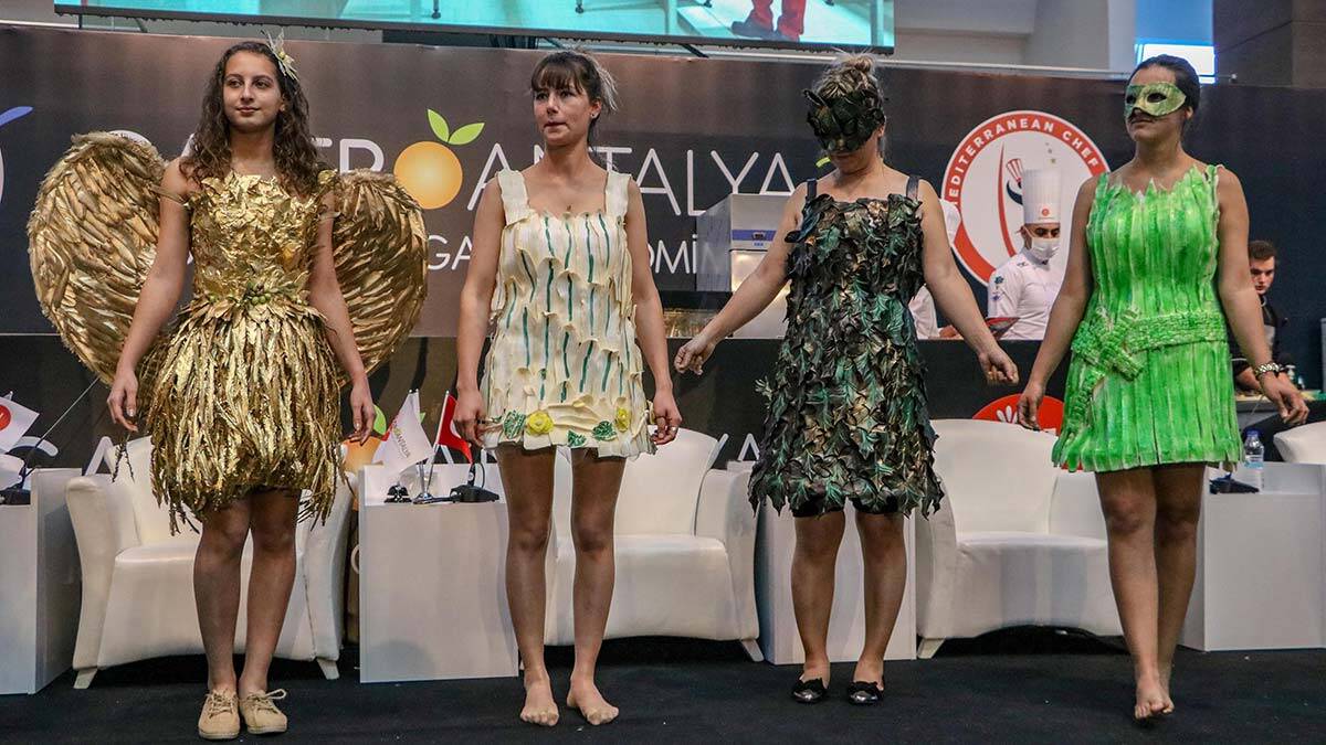 Çikolata ve şekerden yapılan elbiseler podyumda