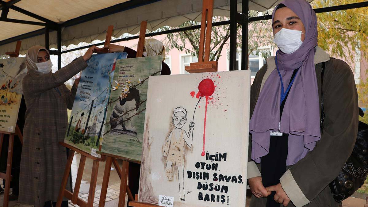 Çocukların mağduriyeti kumaşlara işlendi