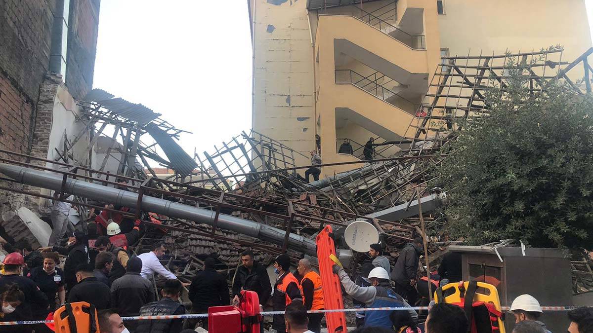 " 'Hikmet ağabey, bu bina çürük. Çivi dübel tutmuyor' şeklinde bilgi verdik "
