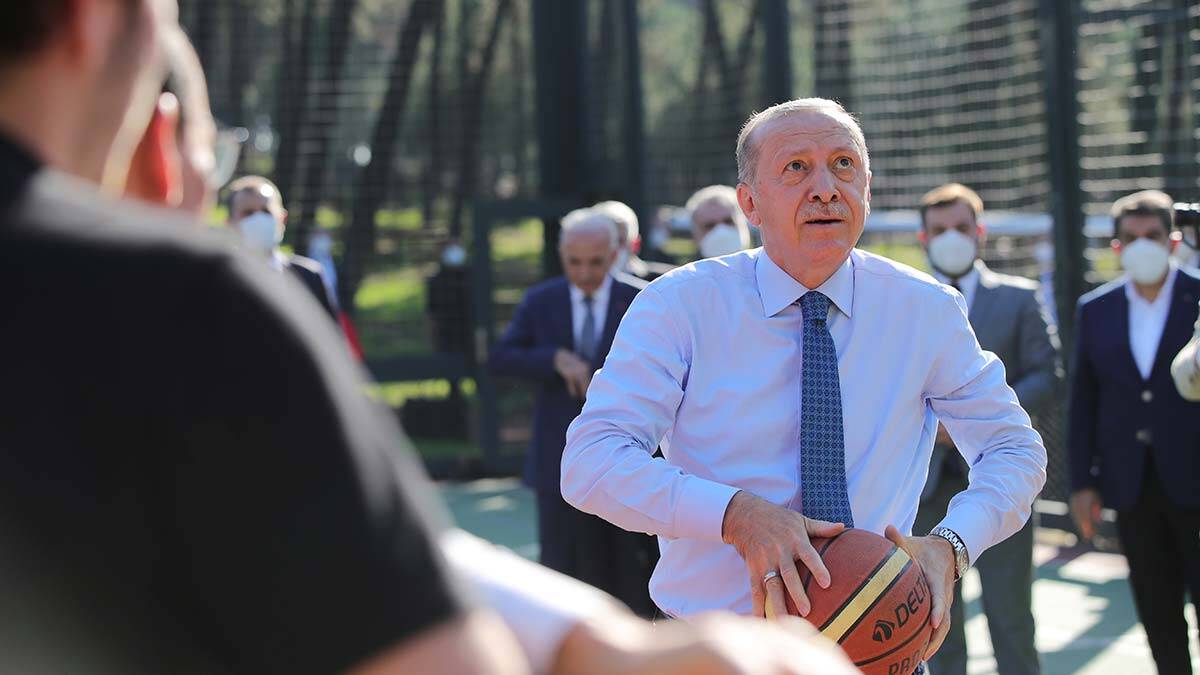 Cumhurbaşkanı Erdoğan basketbol oynadı