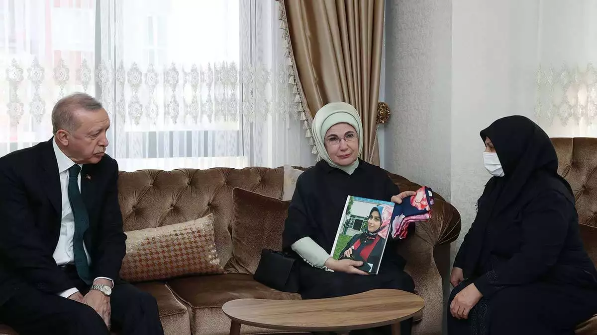 Ziyaret sırasında cumhurbaşkanı erdoğan ve emine erdoğan, başak cengiz'in fotoğraf albümünü inceledi