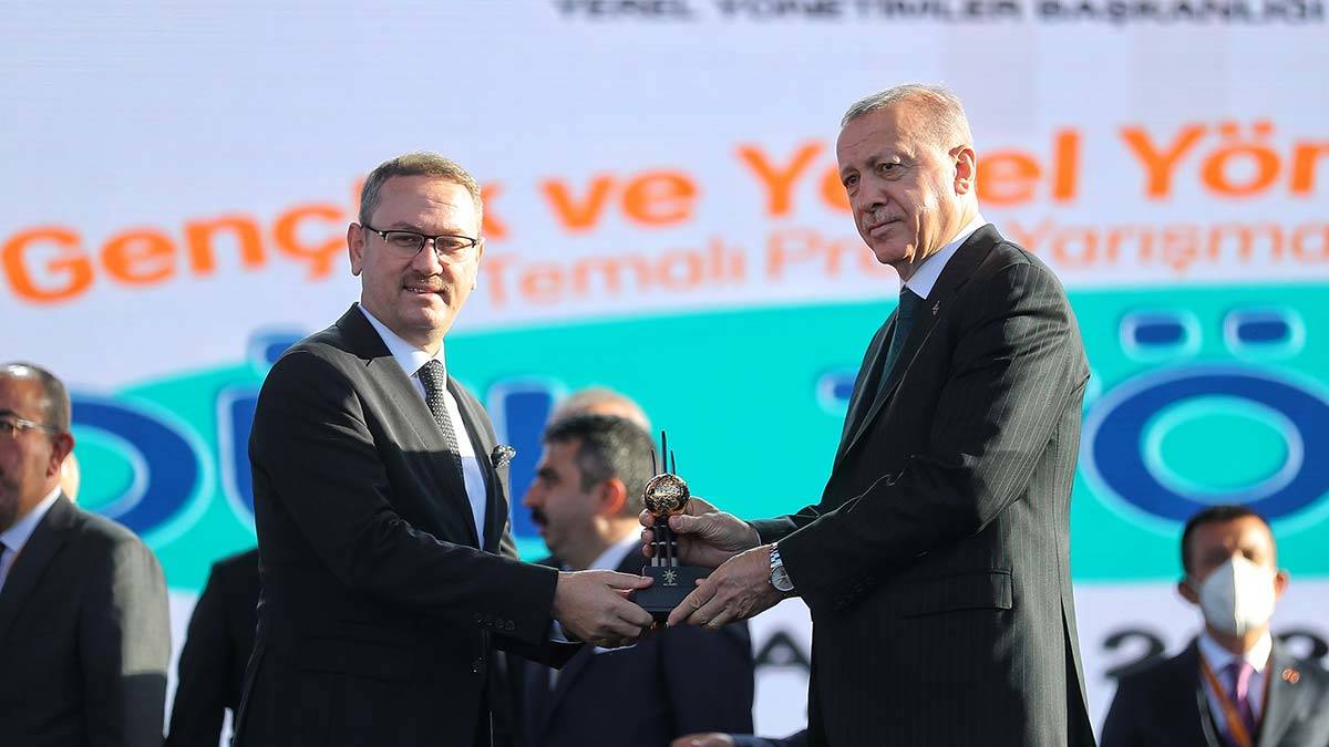 Cumhurbaşkanı'ndan Başakşehir'e bir gençlik ödülü daha
