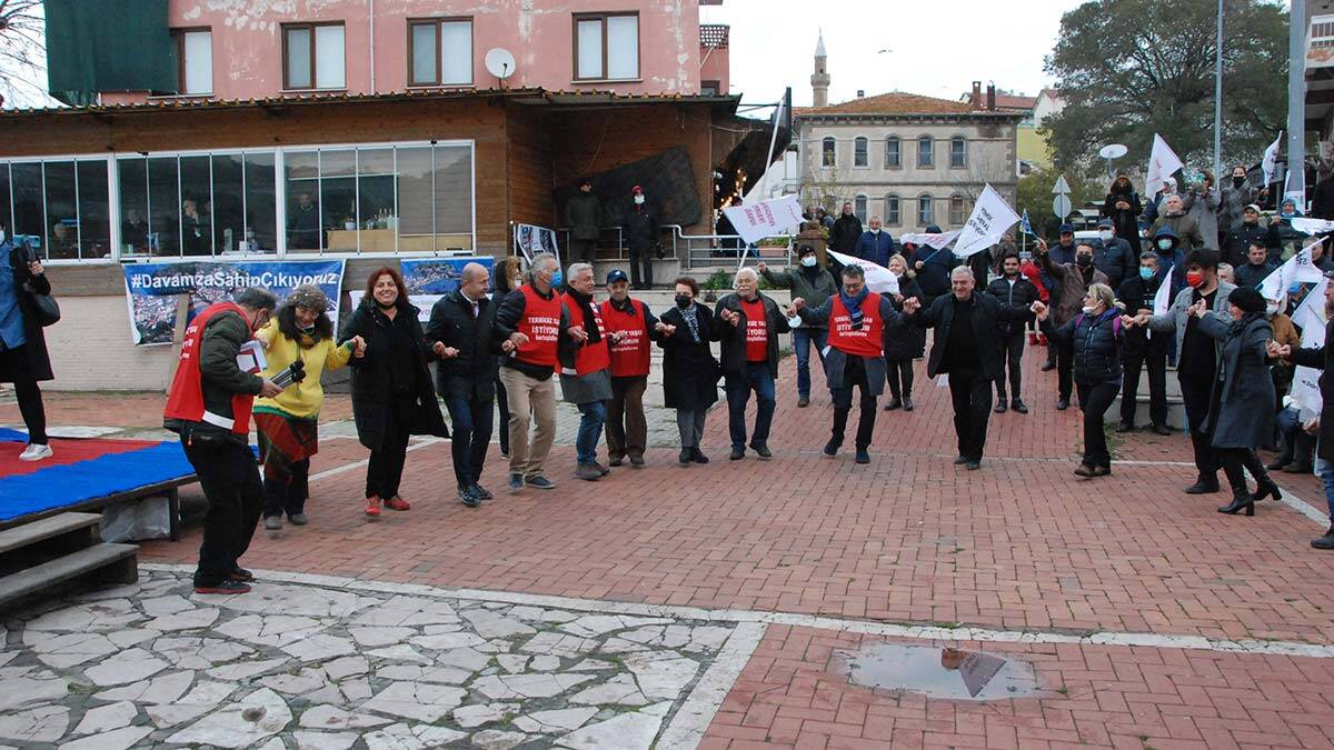 Danıştay'ın kararını halay çekerek kutladılar