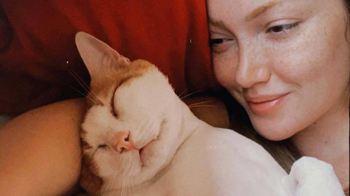 Danla Bilic kedisine veda etti