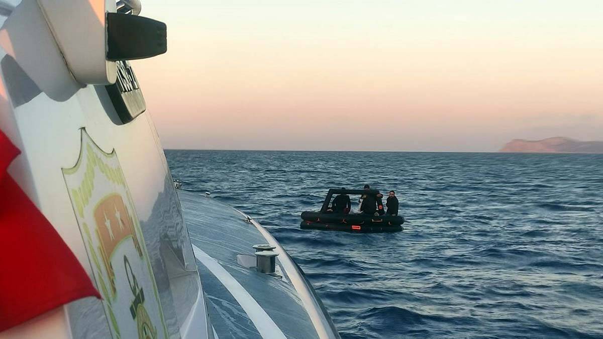 Datça açıklarında 12 kaçak göçmen kurtarıldı