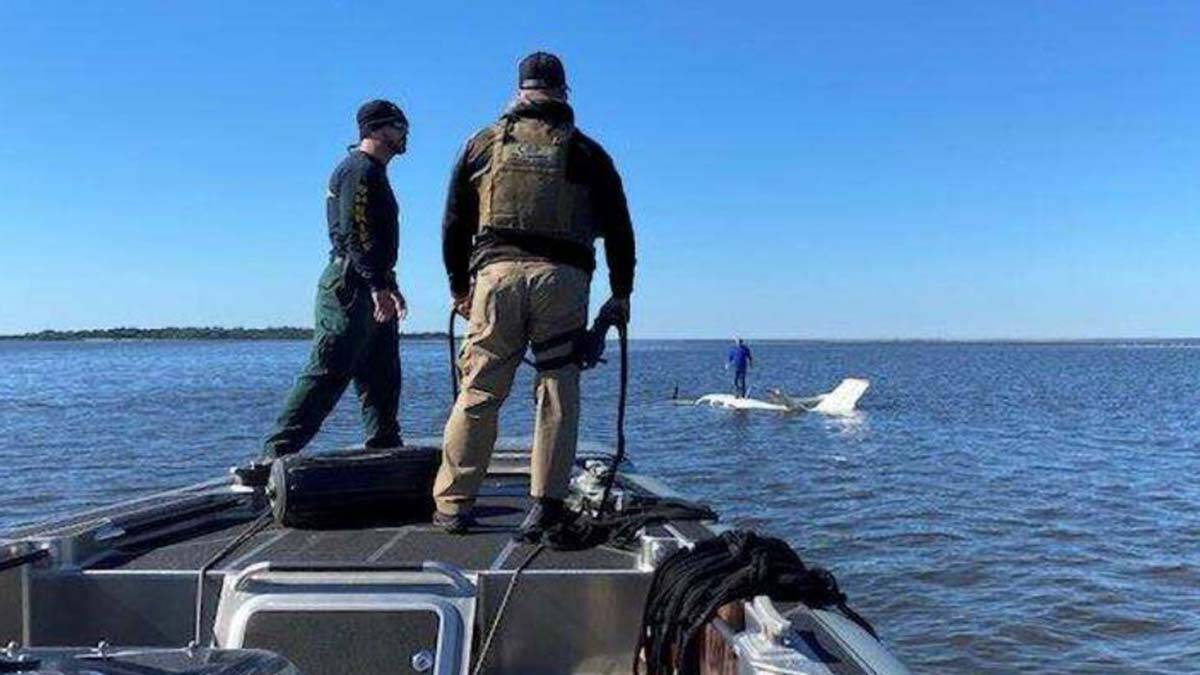  Küçük motorlu uçağın neredeyse suya gömüldüğü ve uçakta tek olan pilotun ise güvenlik güçlerini görünce uçağın tepesine çıkarak kurtarılmayı beklediği ifade edildi