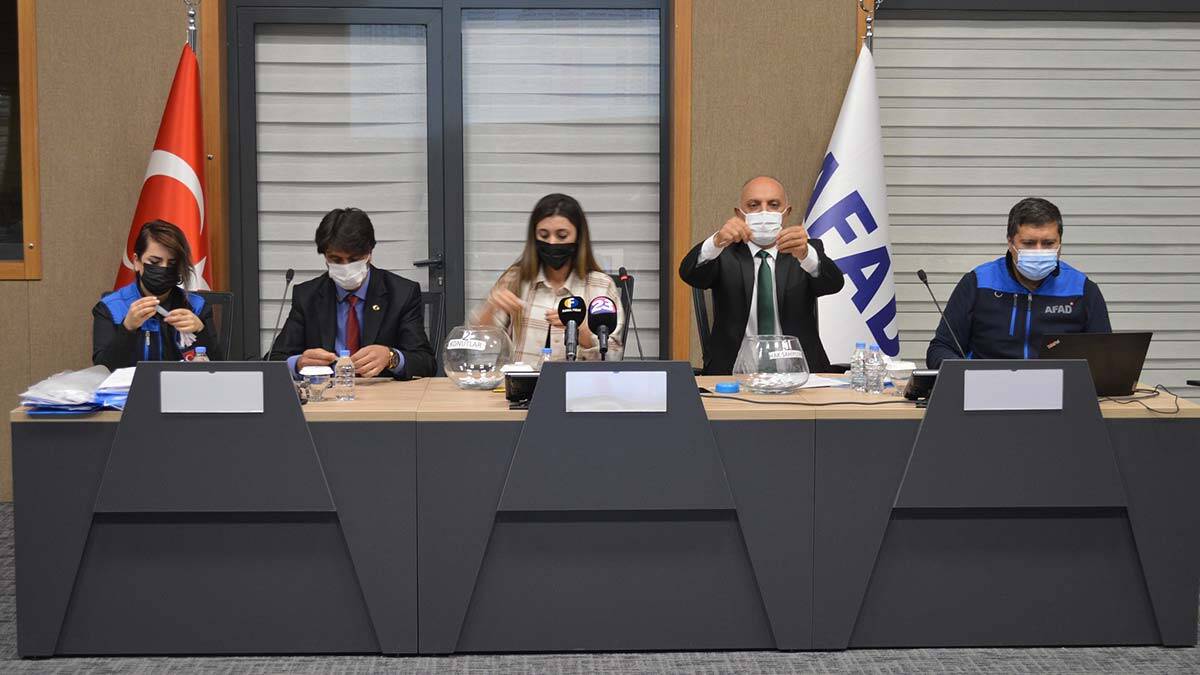 Depremzedeler için yapılan iş yeri kura çekimi