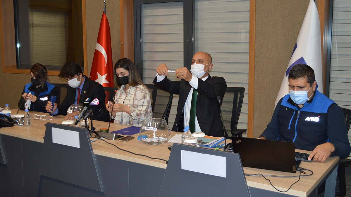 Merkez mahallelerdeki iş yerlerinde hak sahibi 544 depremzede için yapılan 99 iş yerinin kurası çekildi