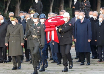 Devlet erkanı Ata'nın huzurunda