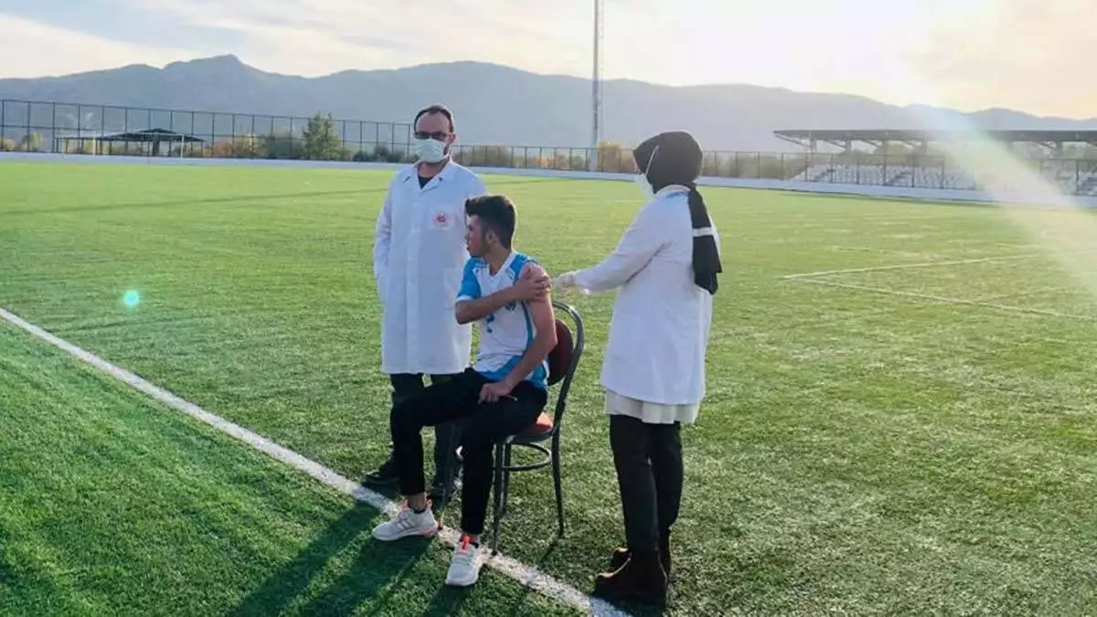 Diyarbakır'da mobil ekiplerden sahada futbolculara aşı