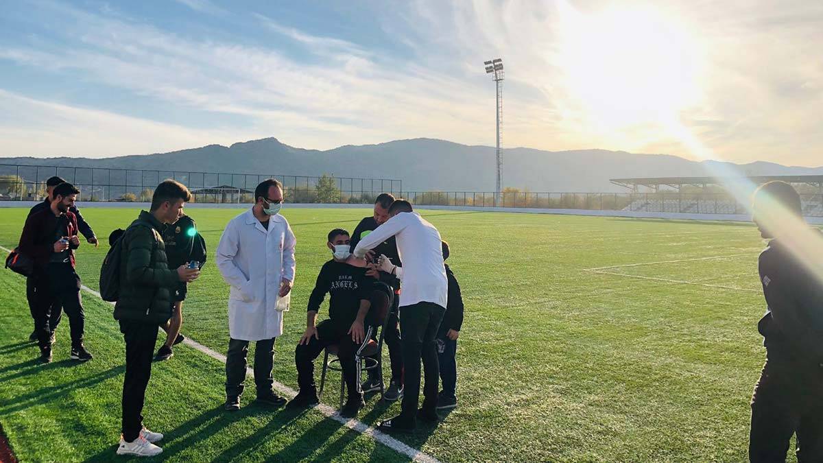 "Sağlığımız için herkesin koronavirüs aşısını gönüllü olarak yaptırmalarını istiyoruz"