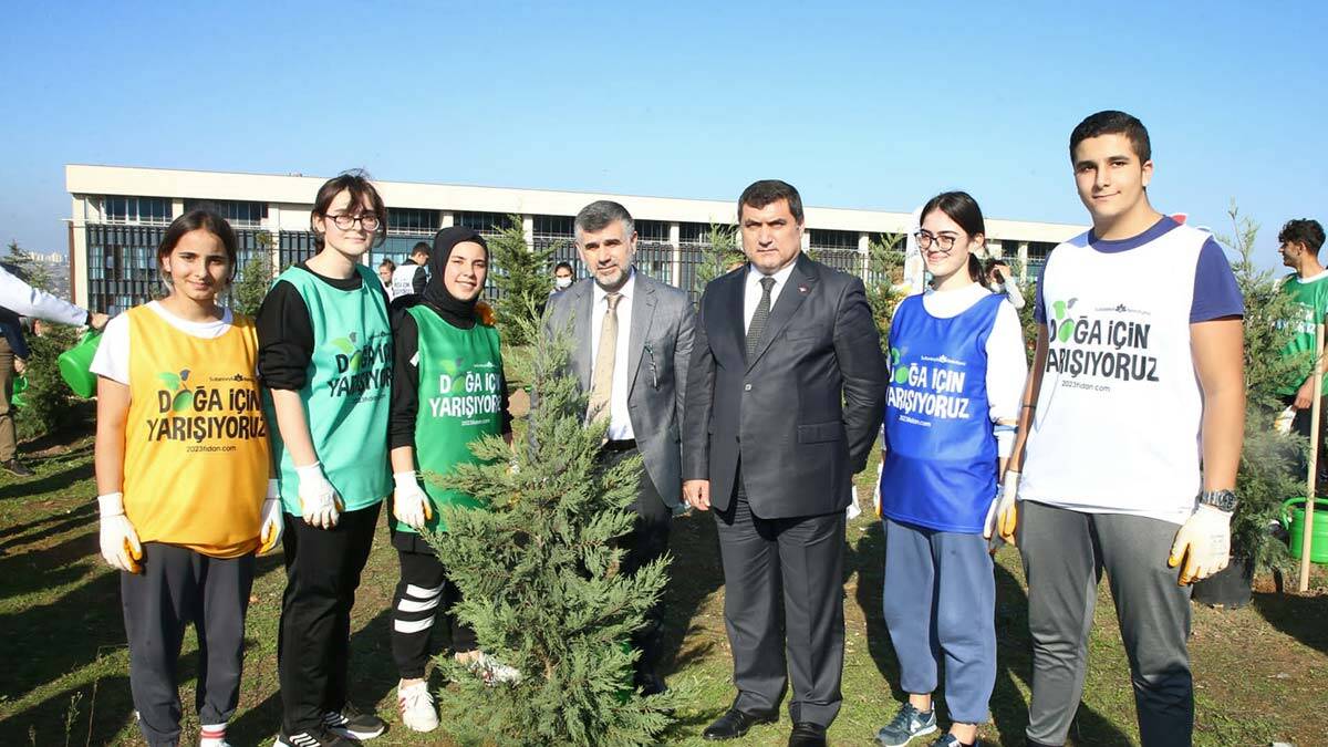 " Bugün projemiz kapsamında gençlerimizin çabalarıyla fidanlarımızı toprakla buluşturduk "