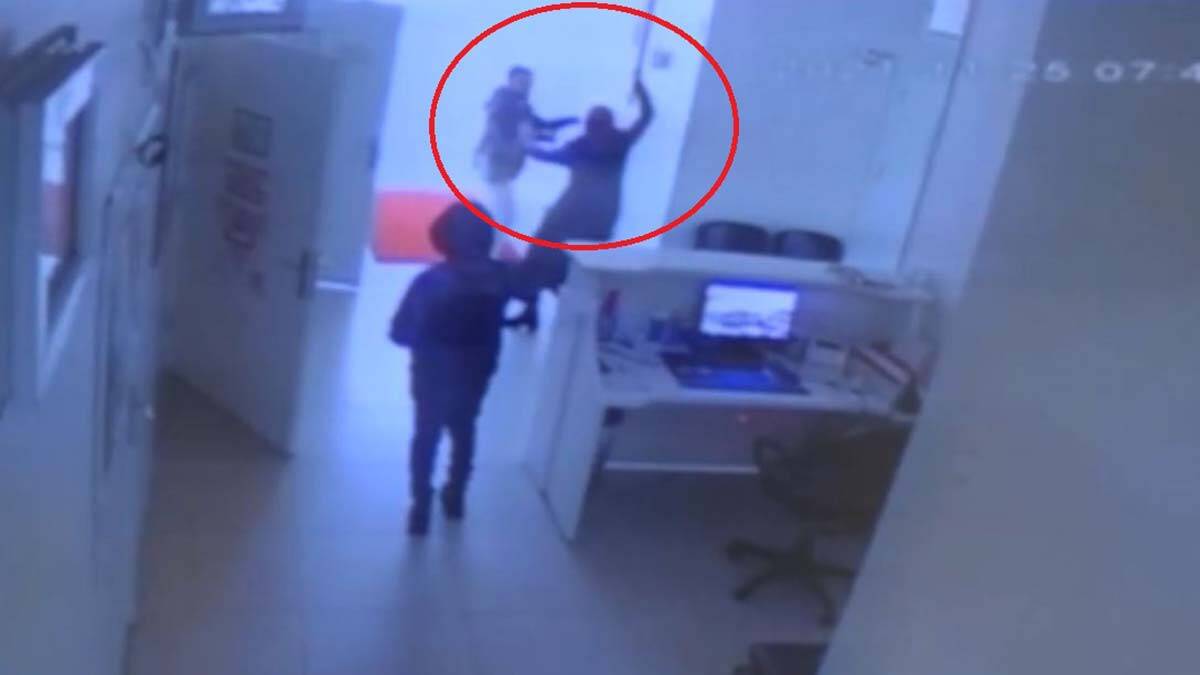 Diyarbakır'da aile sağlığı merkezinde doktoru bıçakla yaralayan kadın Elazığ Ruh Sağlığı Hastanesi'ne sevk edildi