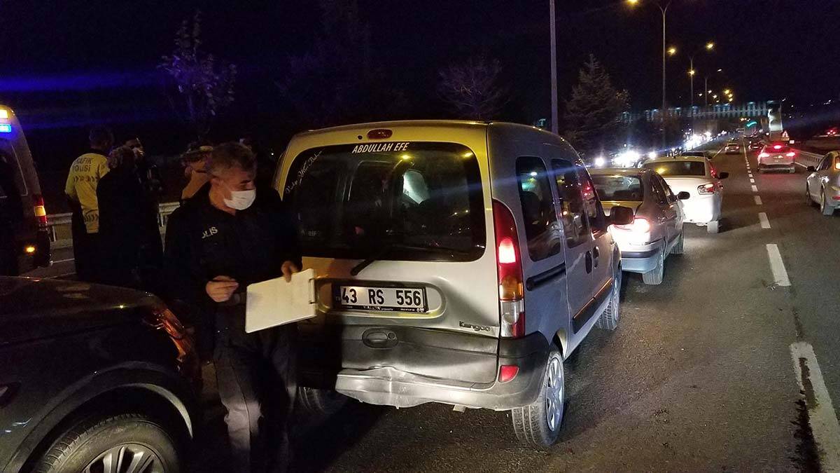 Düğün konvoyunda önündeki araçların durduğunu fark etmeyen otomobil sürücüsü, zincirleme kazaya neden oldu.