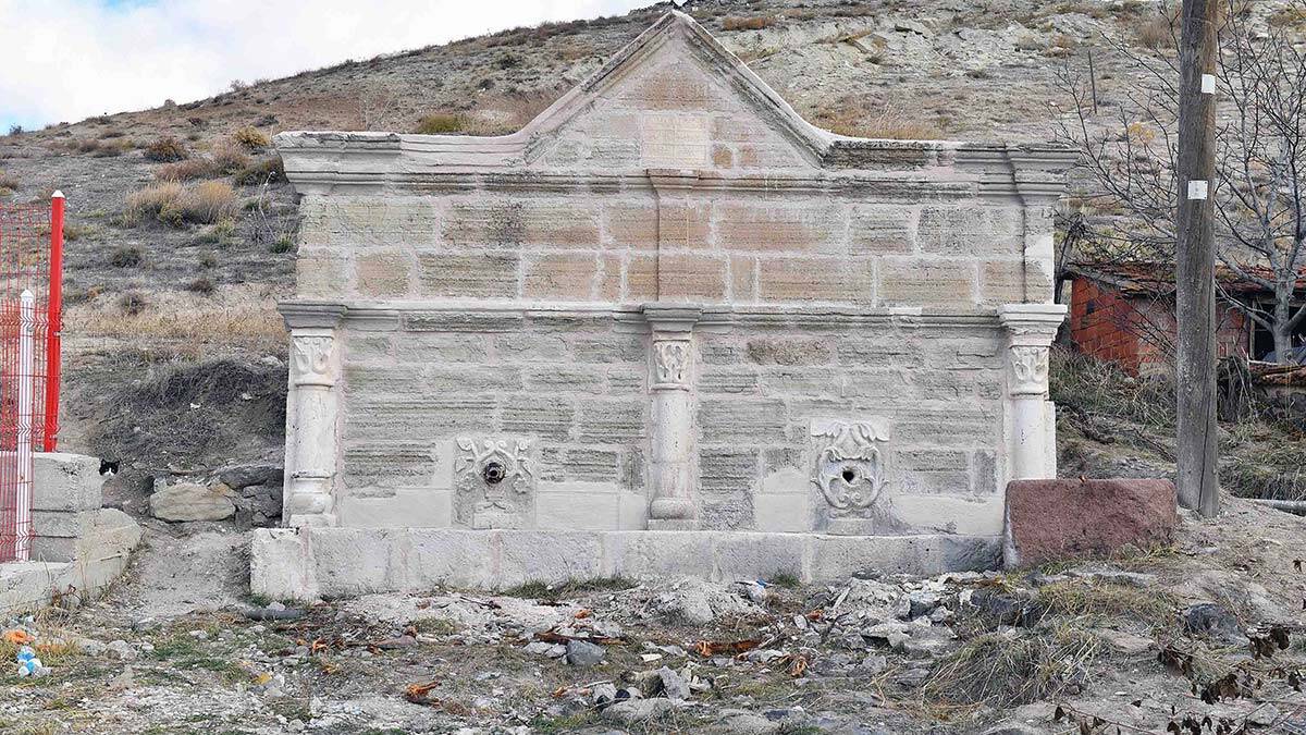 Başkent’in tarihi ve kültürel miraslarını gelecek nesillere aktarmayı amaçlayan Ankara Büyükşehir Belediyesi, merkez ve çevre ilçelerde bulunan tarihi çeşme ve türbeler için harekete geçti.