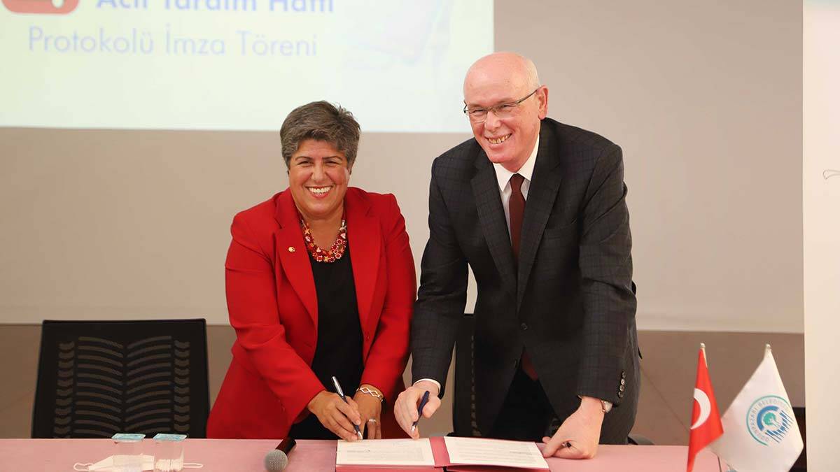 Eskişehir'de şiddete karşı acil yardım hattı işbirliği protokolü imzalandı. Türkiye Kadın Dernekleri Federasyonu'na bağlı destek mekanizmalarına 7/24 ulaşabilecek.