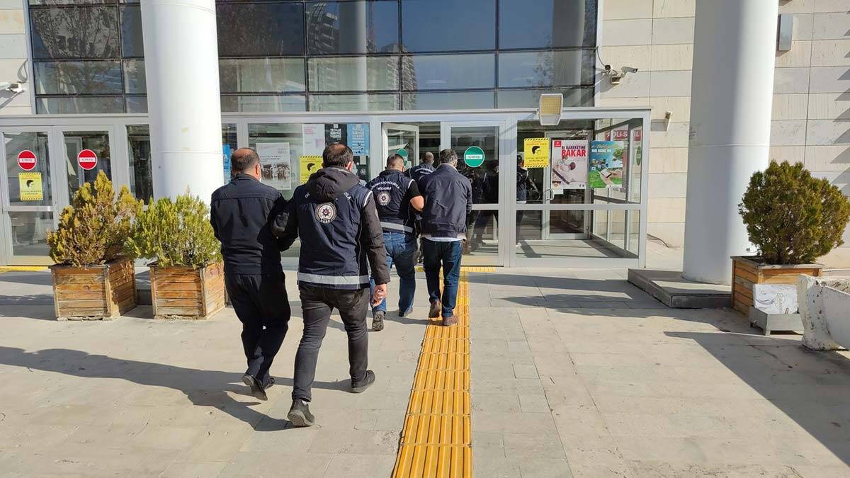 Ekiplerce belirlenen otobüs durdurulurken, personeli ile yabancı uyruklu kişilerin sevkiyatını organize ettiği saptanan 5 şüpheli gözaltına alındı