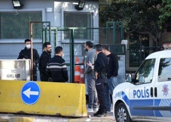 Emekli polis, polis merkezinde ateş açtı