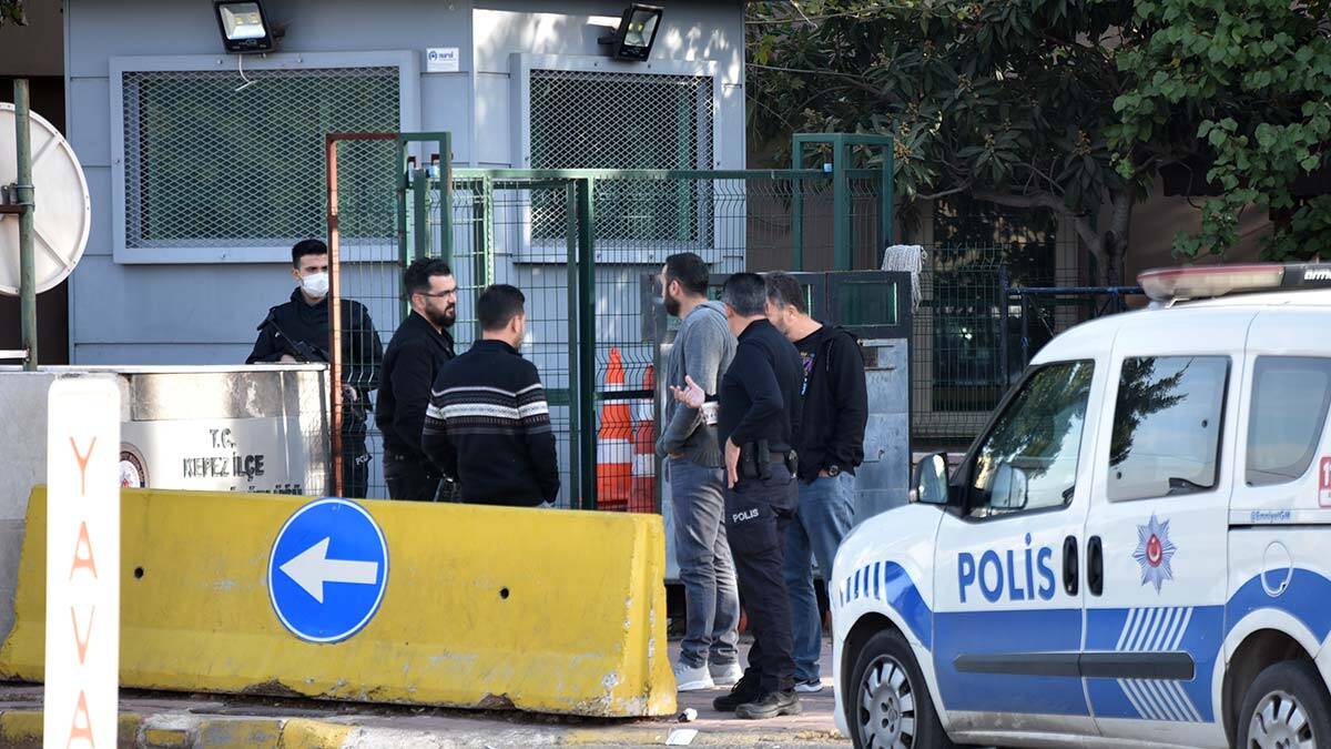 Emekli polis, polis merkezinde ateş açtı