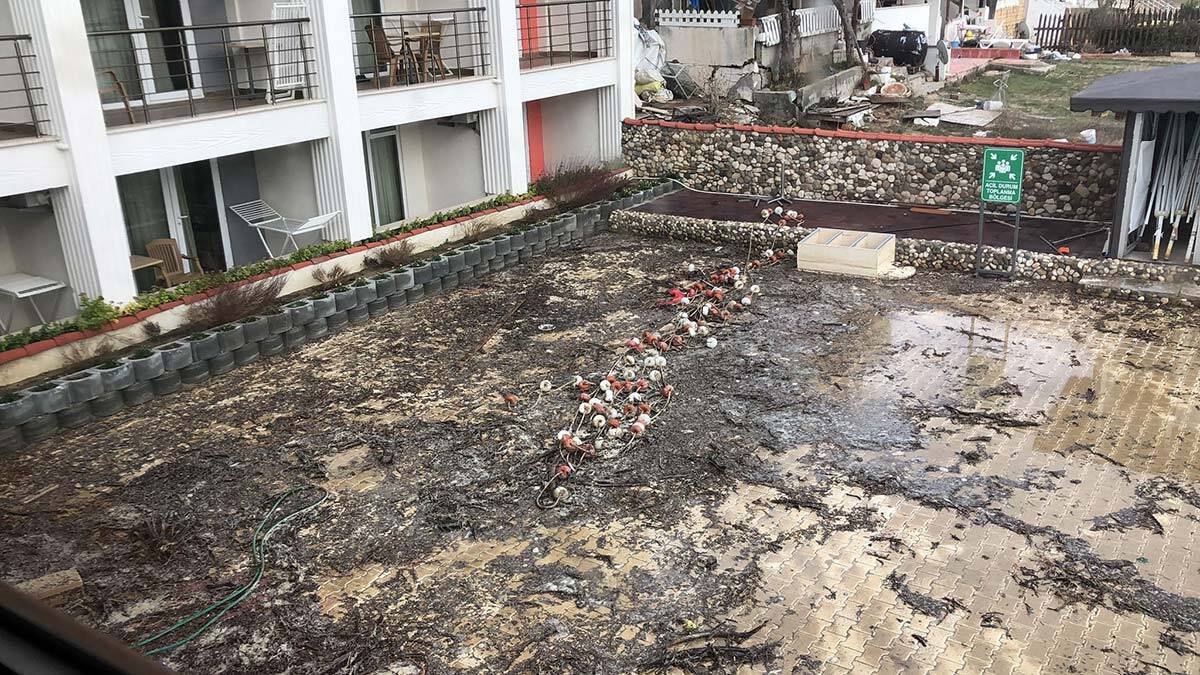 İşletmecilerden Mustafa İşçimen, otelde ciddi hasar oluştuğunu söyledi.